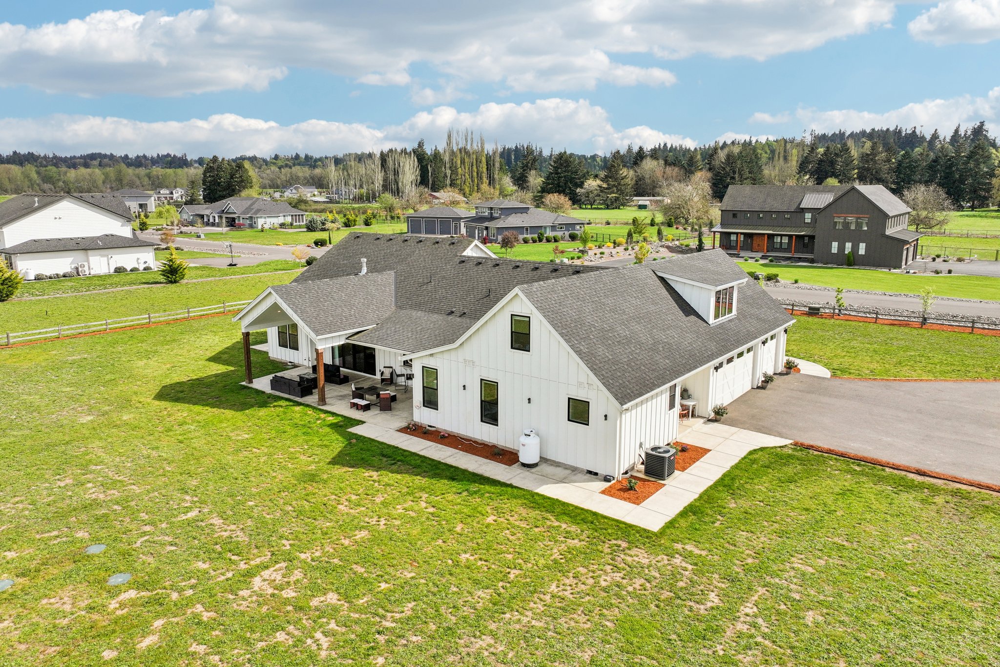 Tulip Ln-S1104-007 (2).jpg