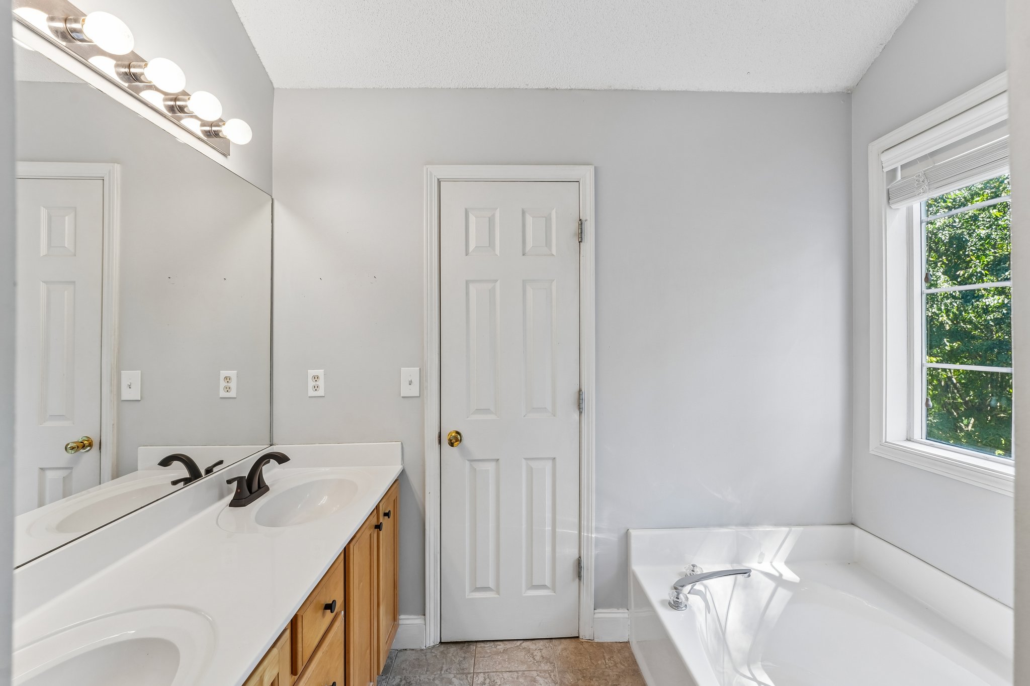 Wentworth Dr-S2608-025.jpg