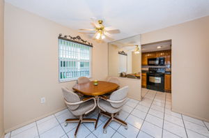 Kitchen Eat-in Area4