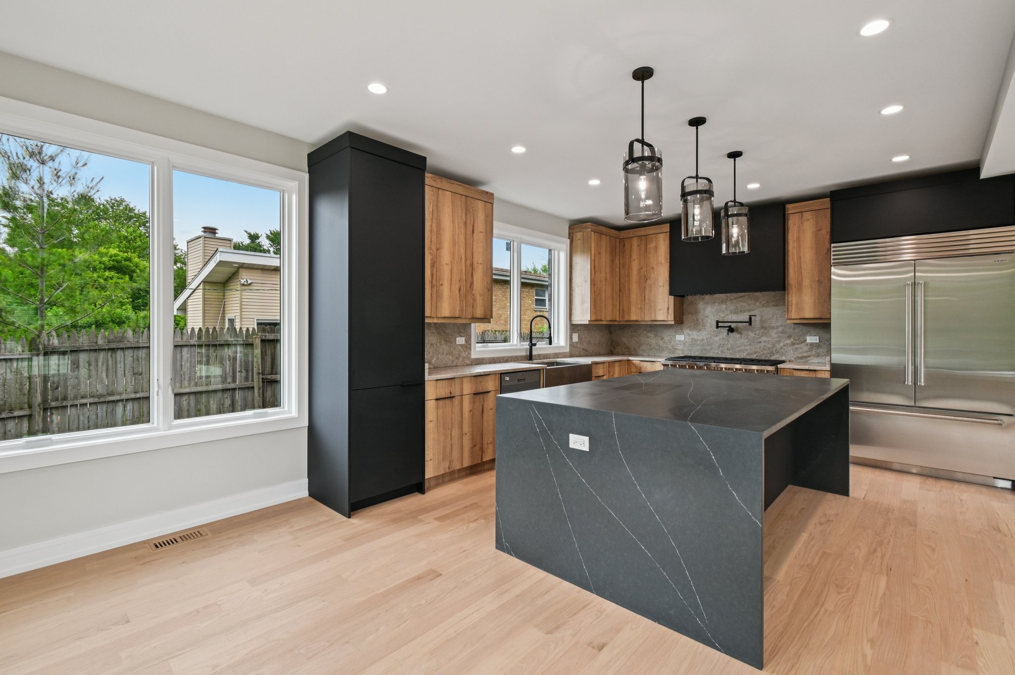2700 Fontana Dr-1906-017.jpg