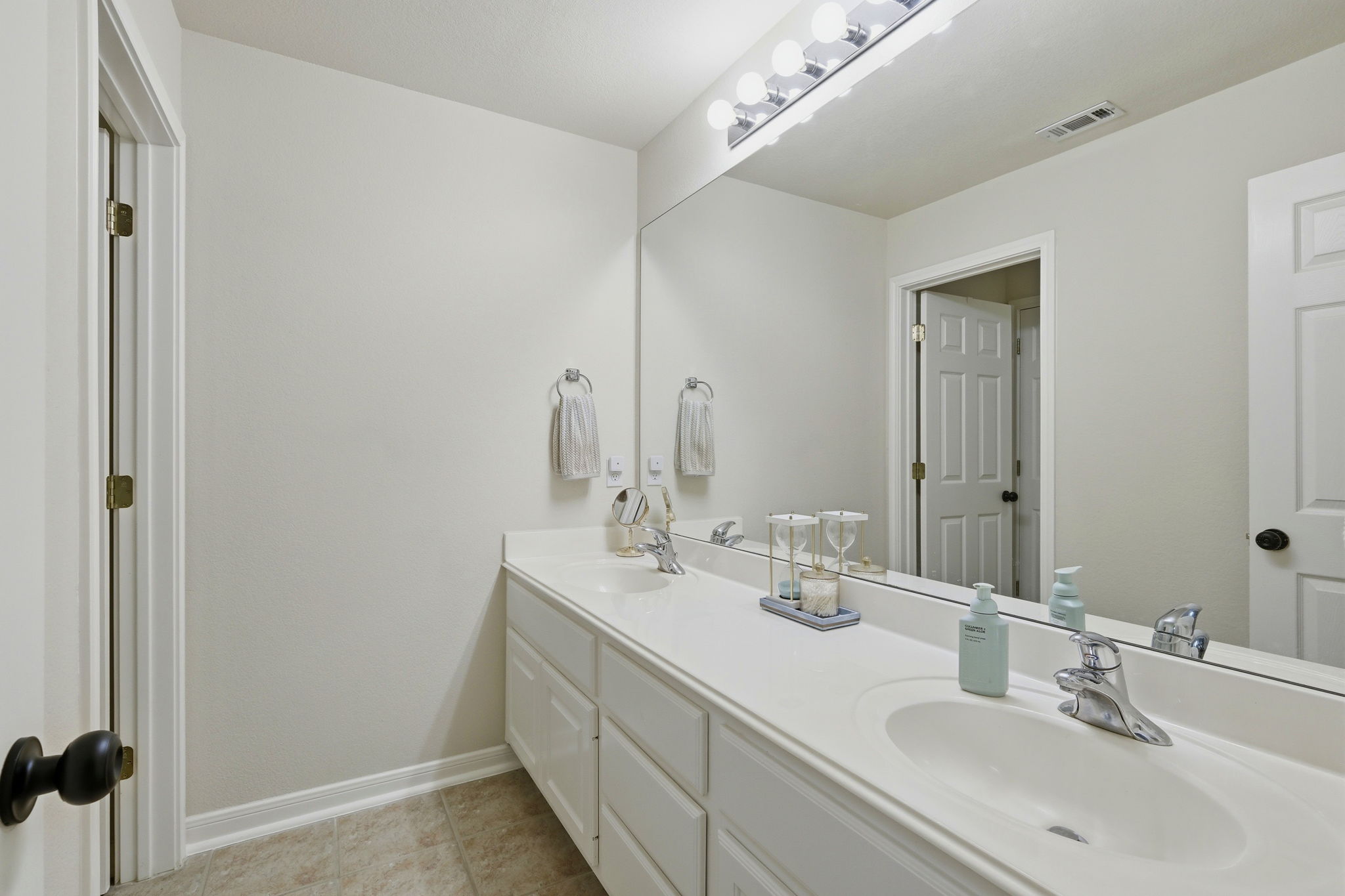 Upstairs Hall Bathroom