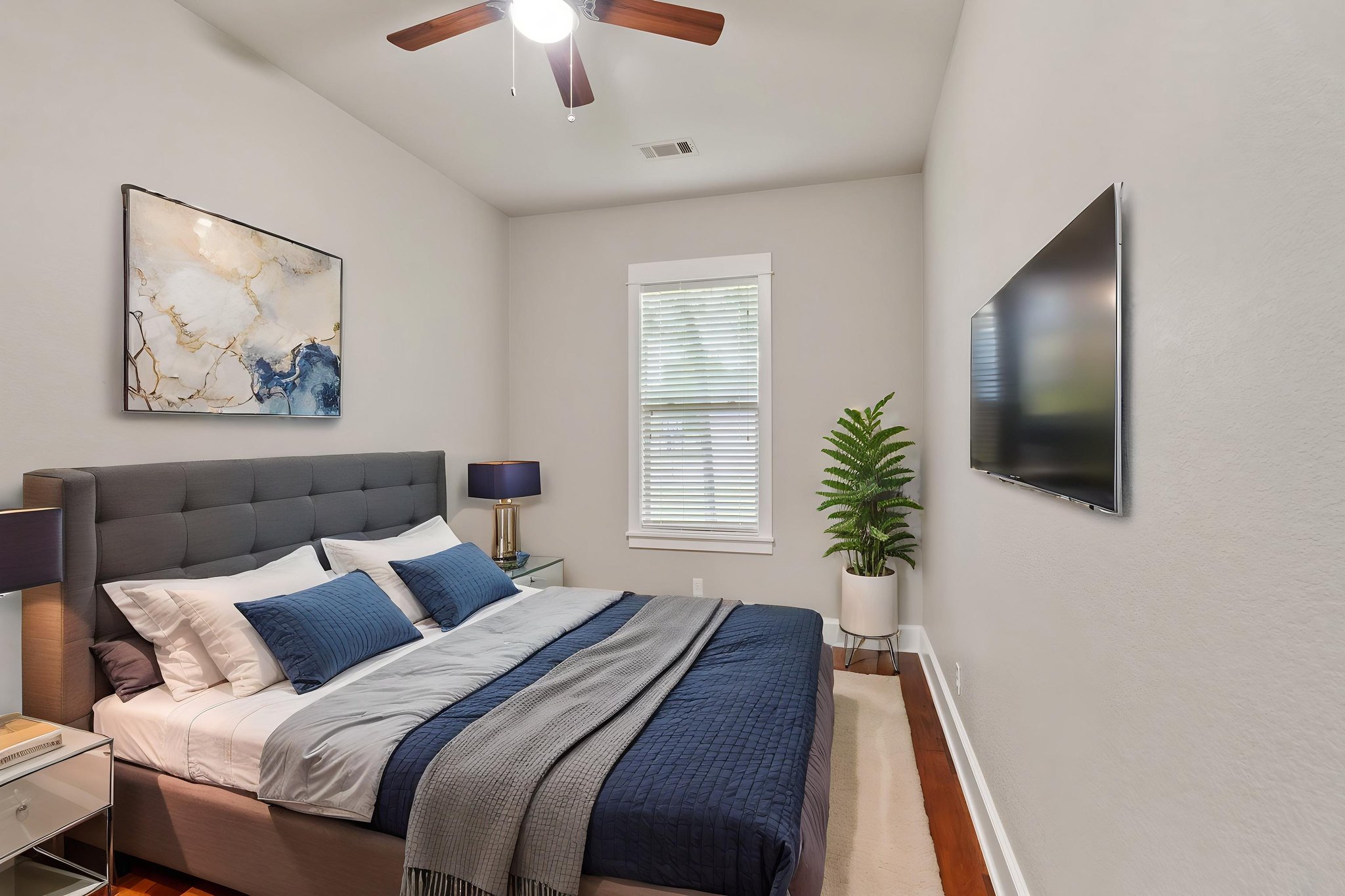 7R505869 virtually staged.jpeg