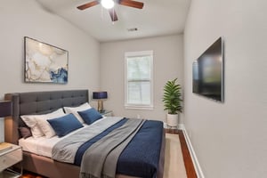 7R505869 virtually staged.jpeg