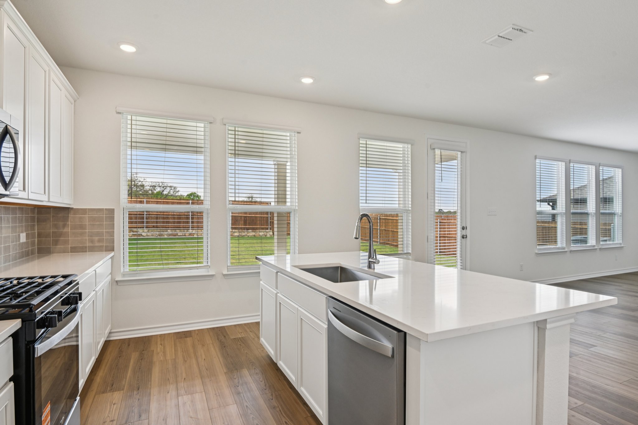 Goldfinch Dr-S2903-022.jpg