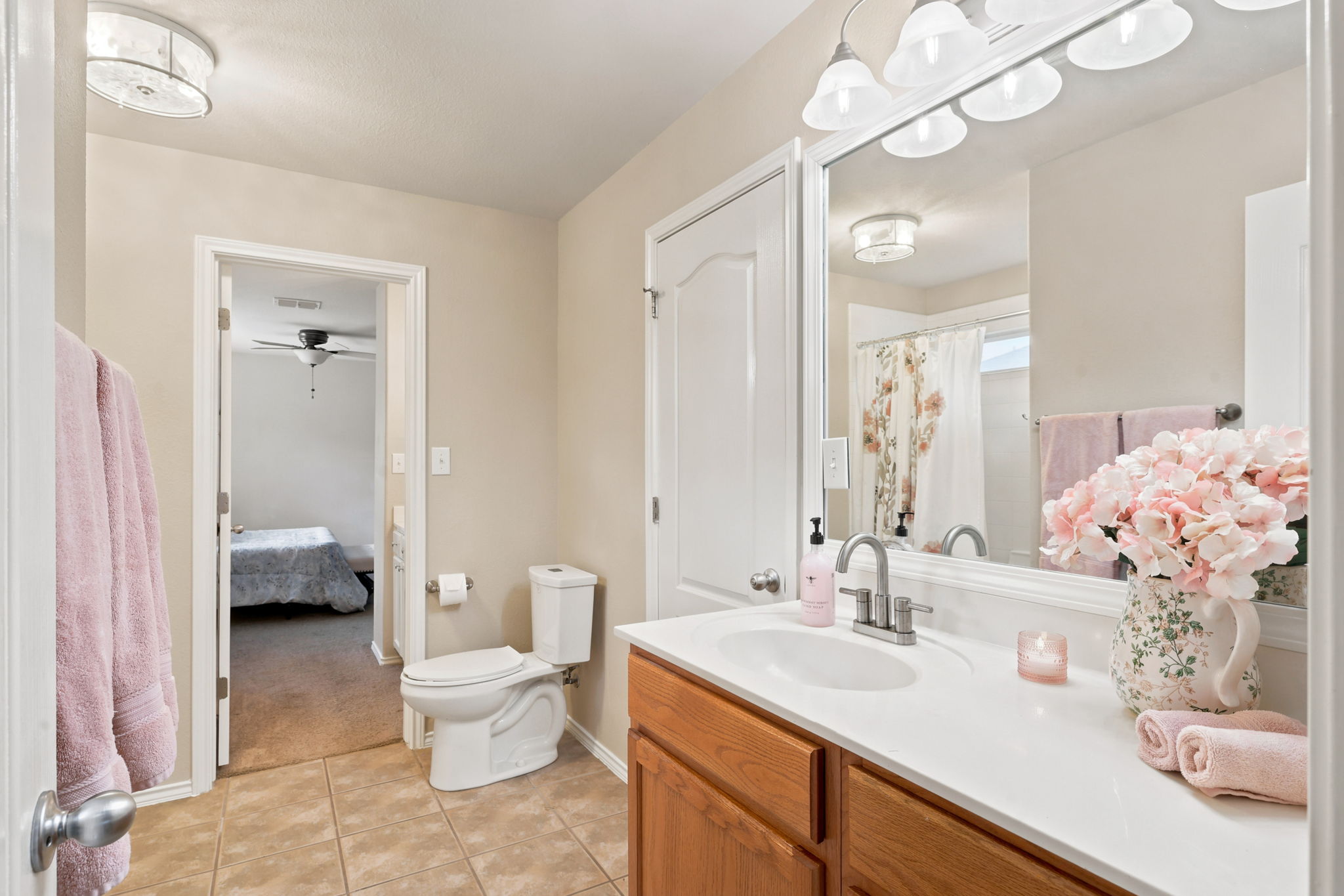 Jack & Jill Full Bathroom
