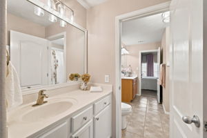 Jack & Jill Full Bathroom
