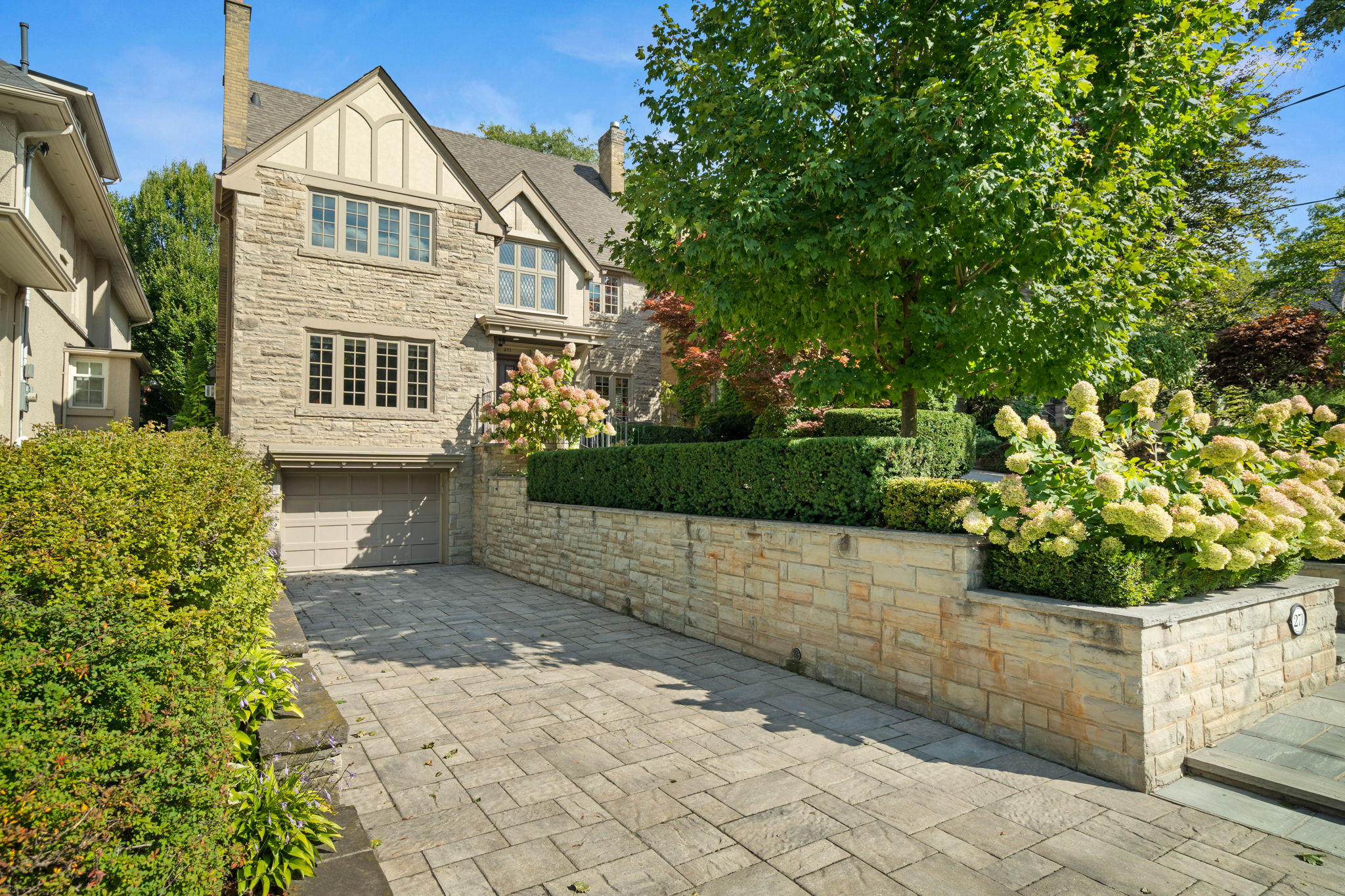 271 Inglewood Dr Toronto, ON M4T 1J2
