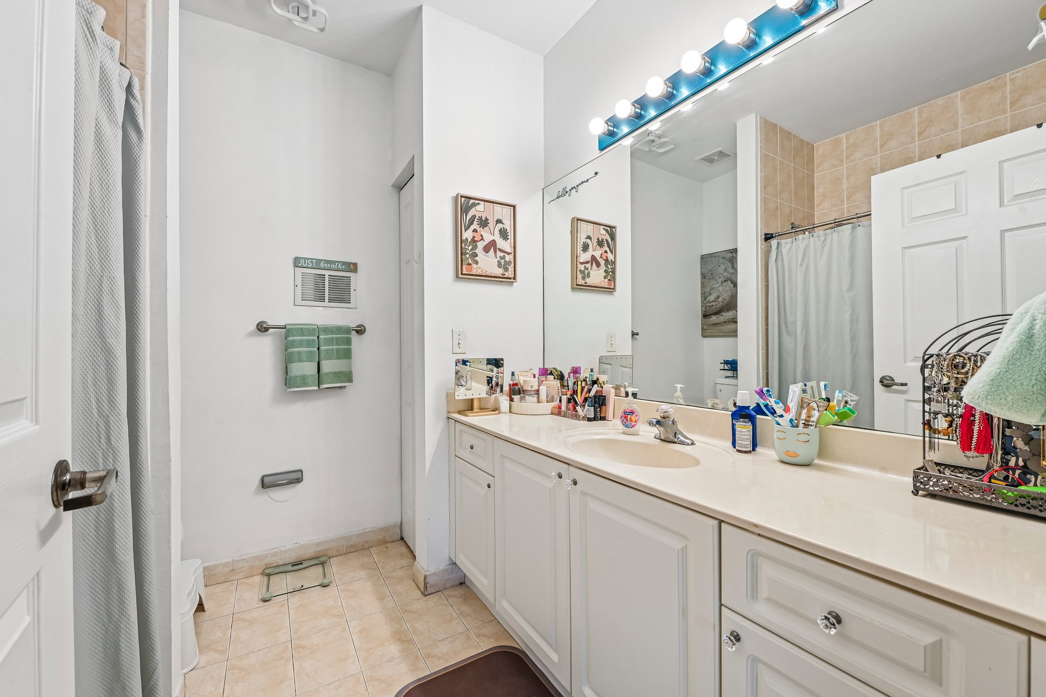 NE 4th St unit 101-S1710-016.jpg