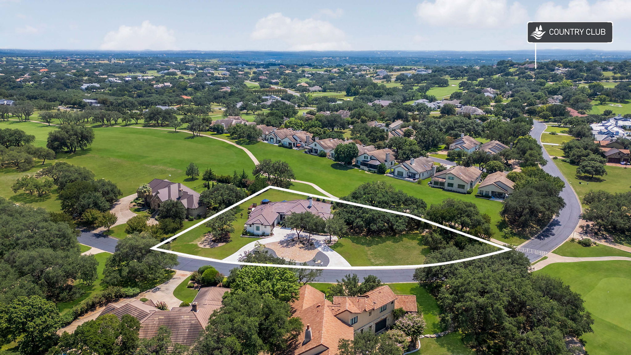 Walking distance to the Country club where you can dine, play sports and mingle with friends. le with