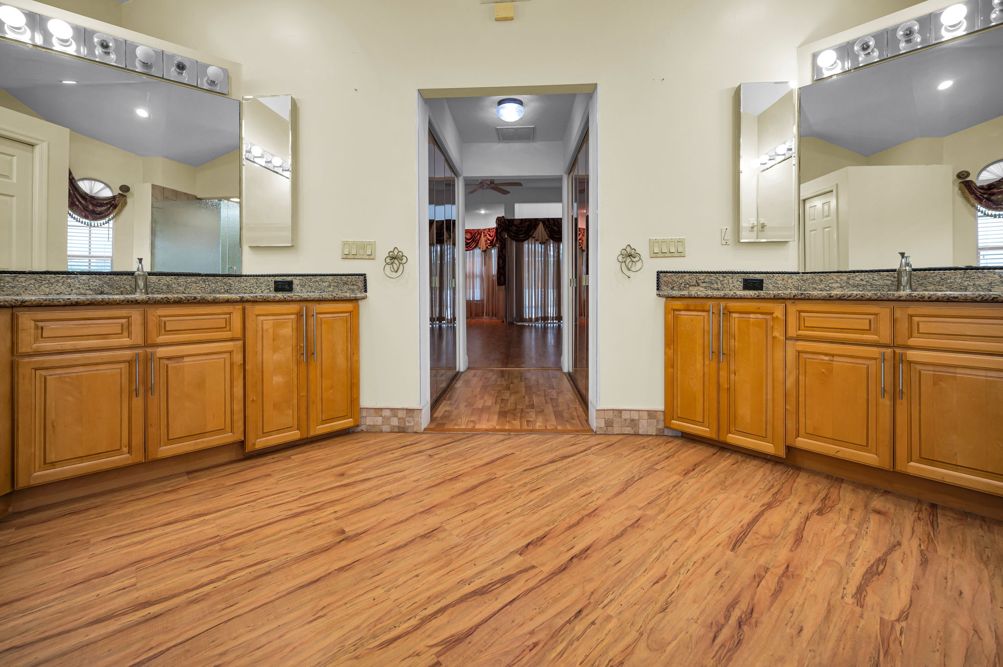 Primary Bathroom1e