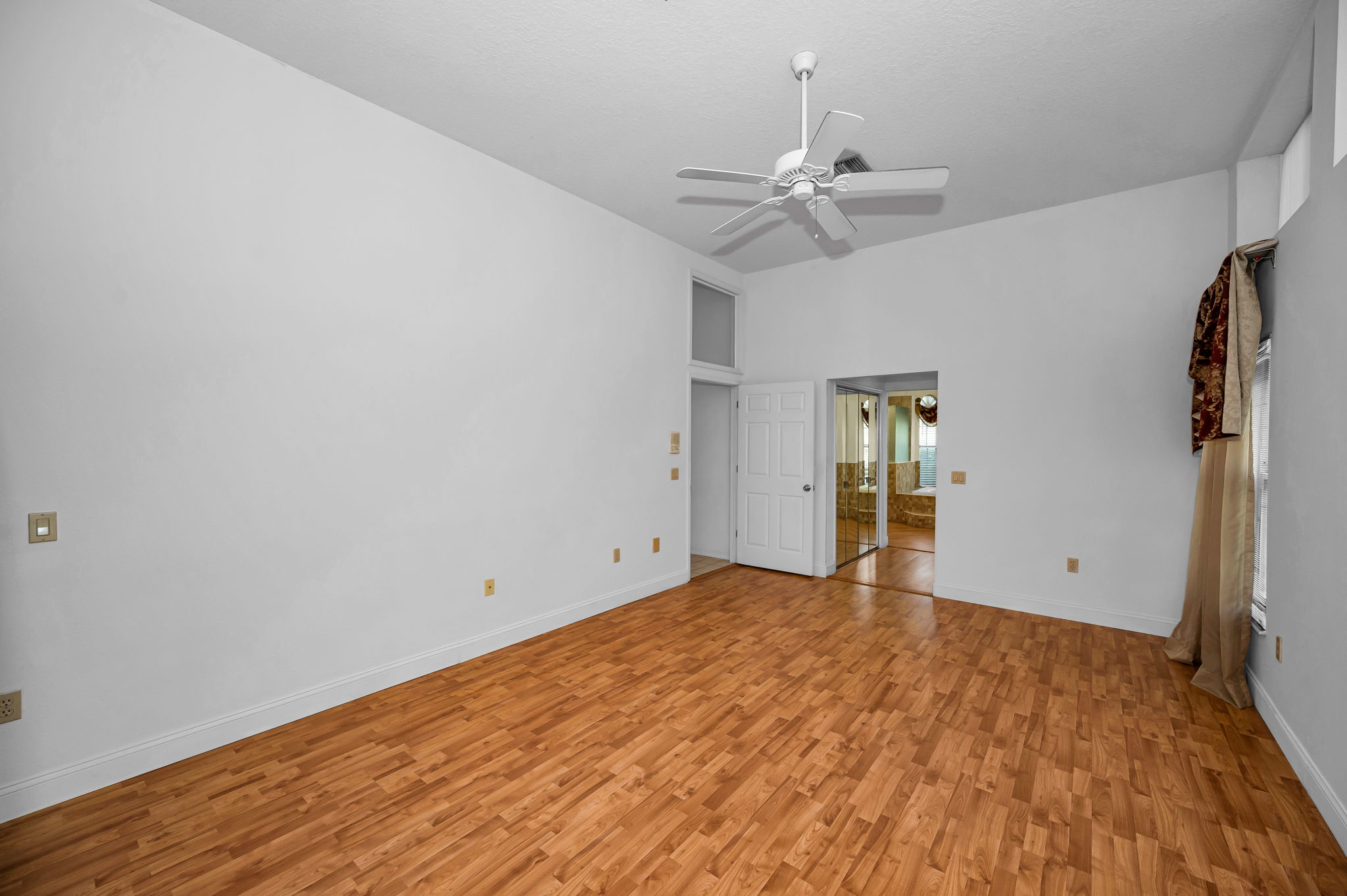 Primary Bedroom1b