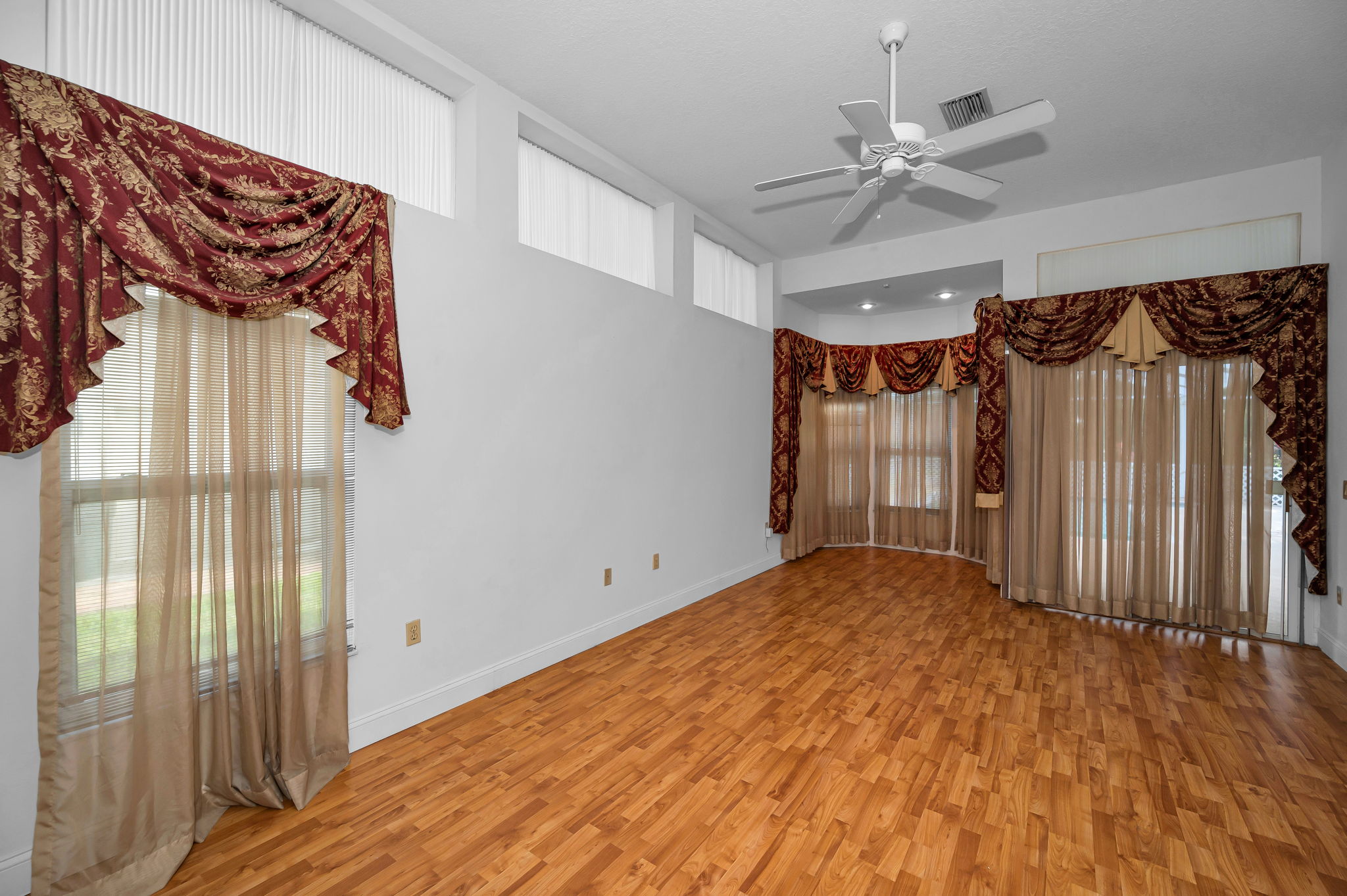Primary Bedroom1a