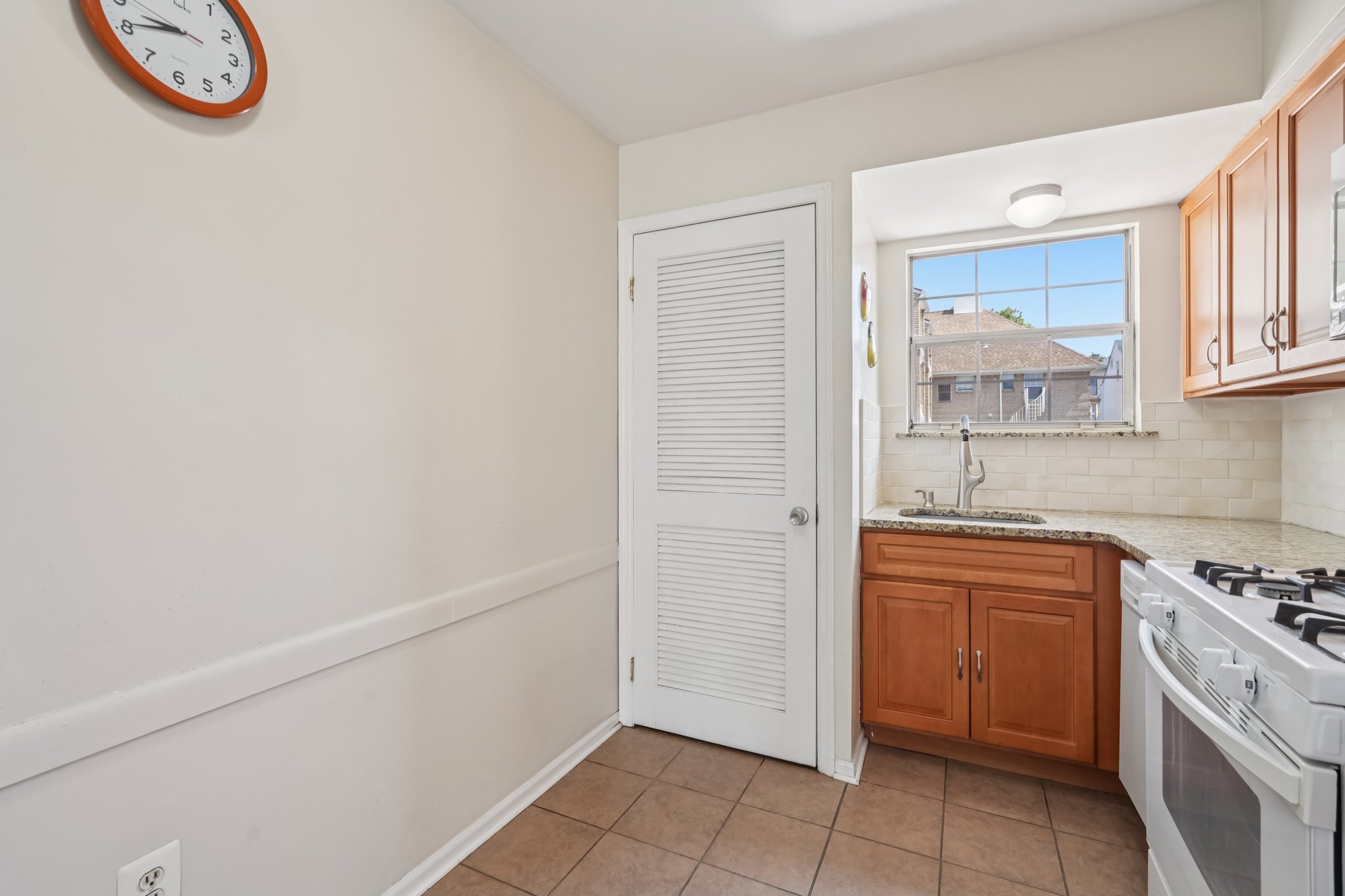 272-276 Walnut St 21G-S2607-018.jpg