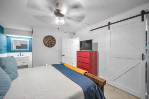 Primary Bedroom1d