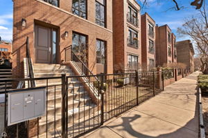 2725 N Wilton - Exterior_004