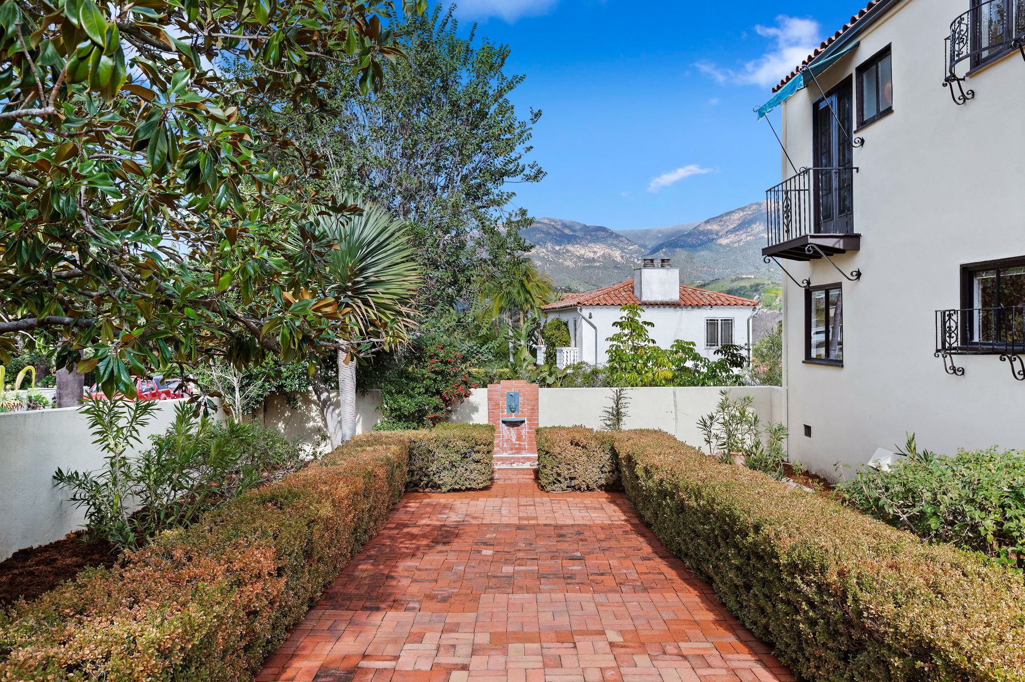 02 - Front Yard