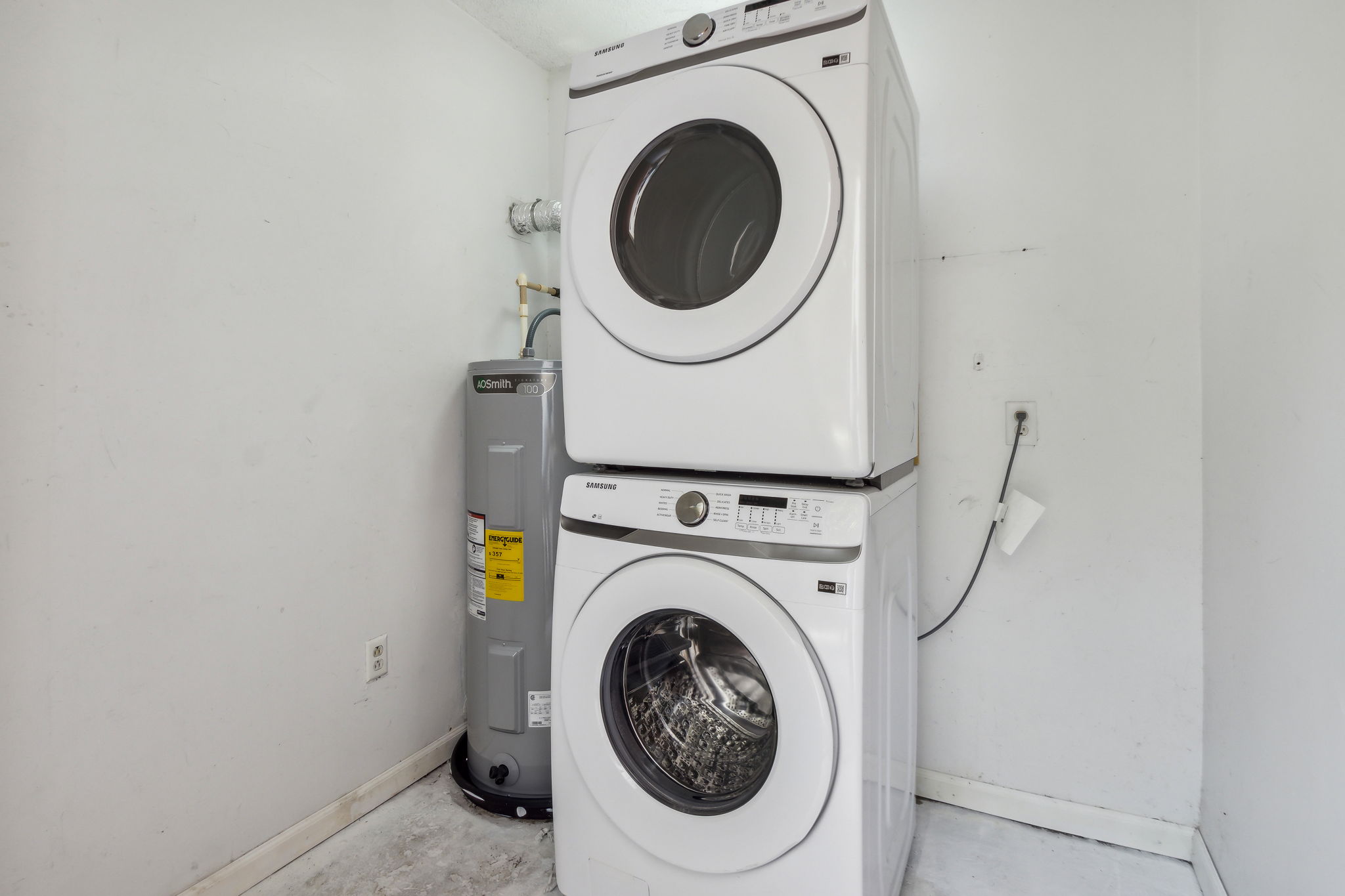 ...this unit comes with new washer/dryer (2022)