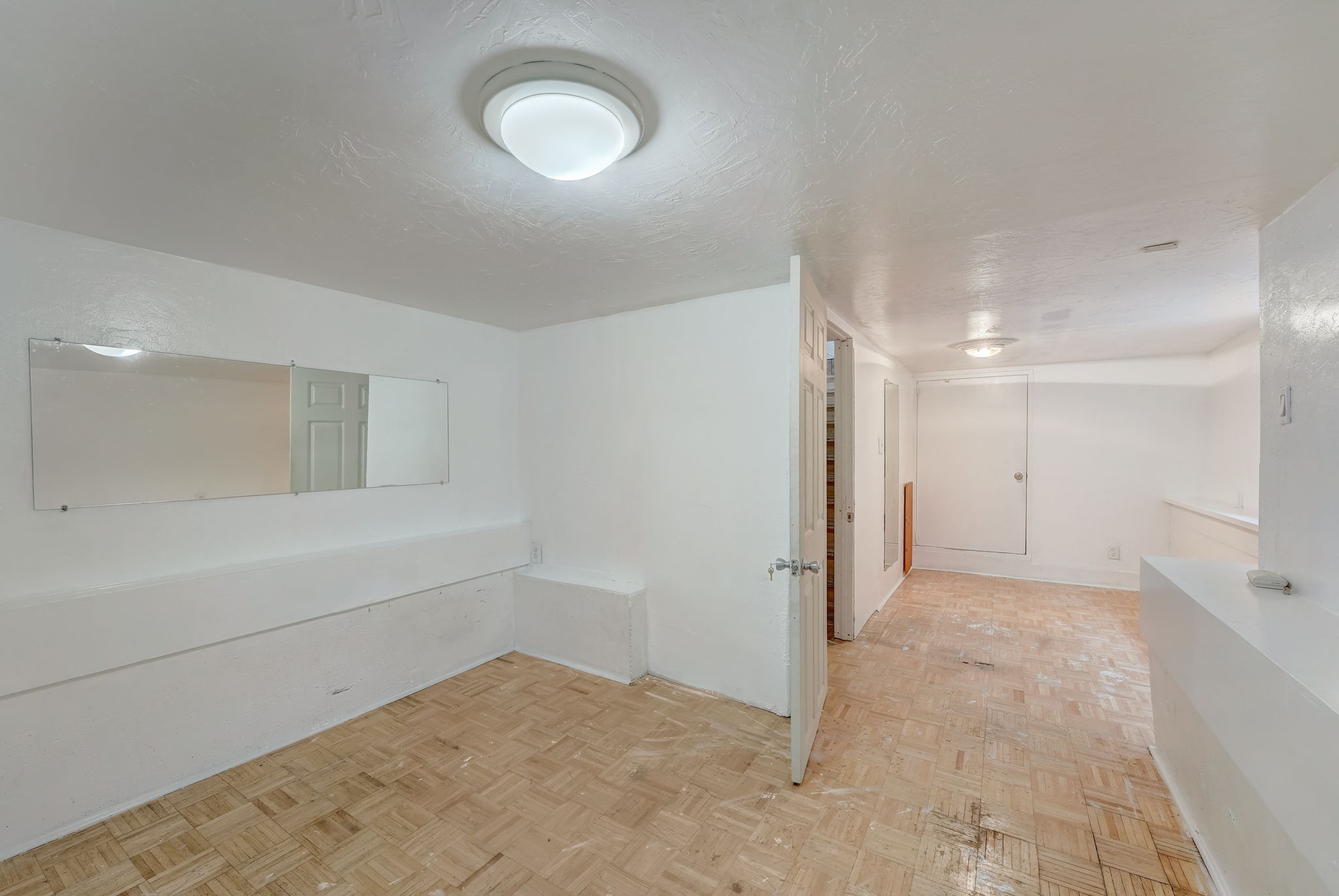 E 11th St-034