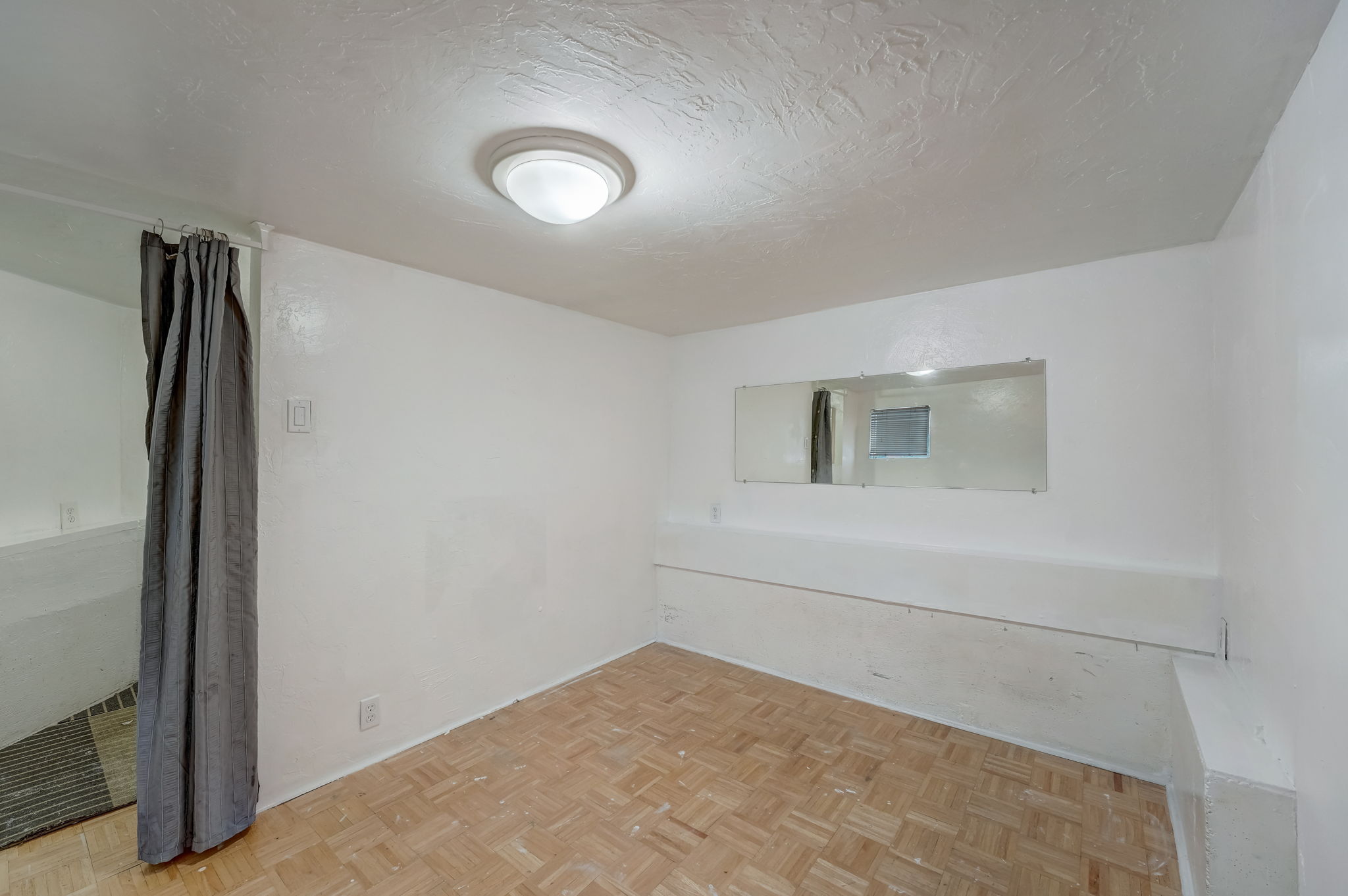 E 11th St-033