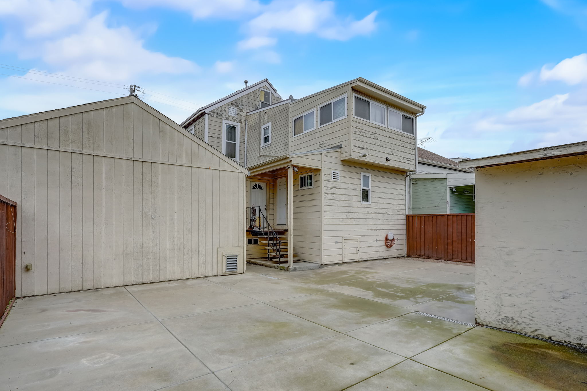 E 11th St-046