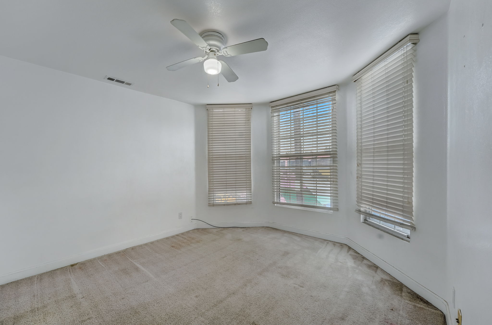 E 11th St-039