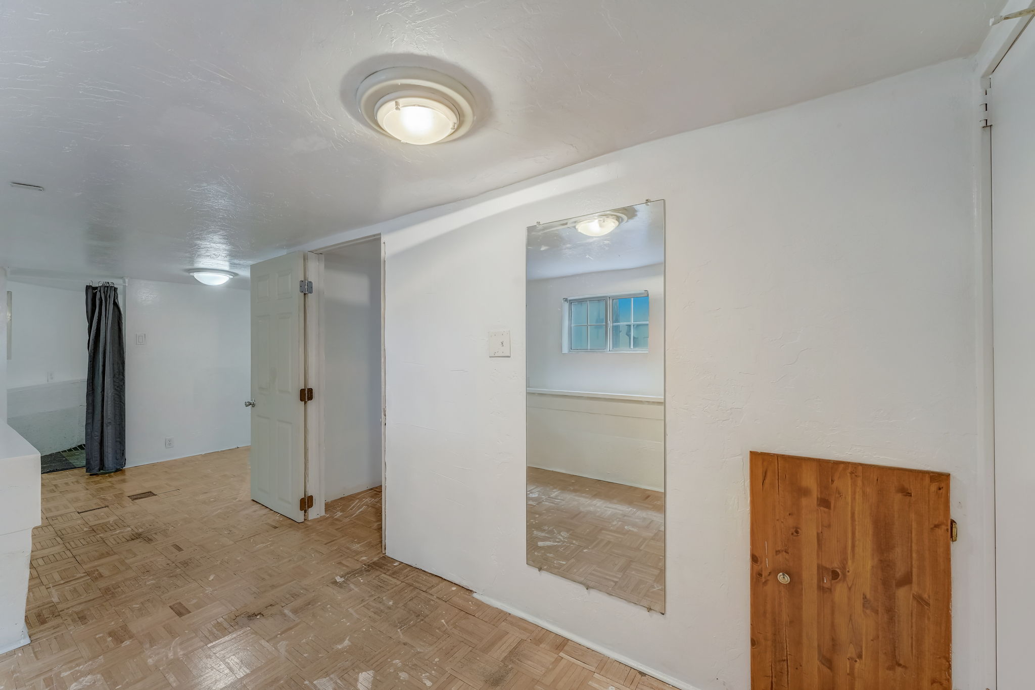 E 11th St-025