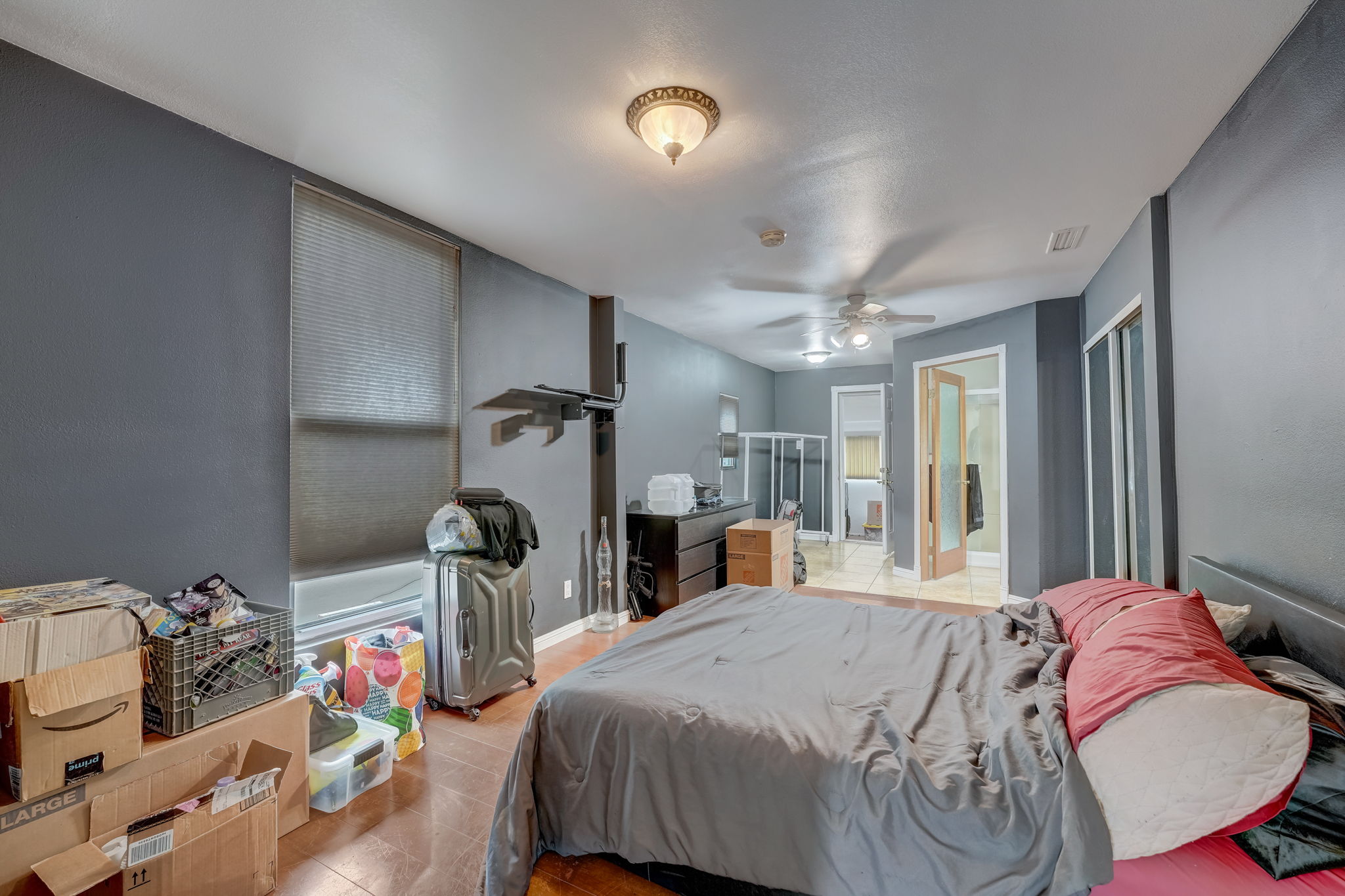 E 11th St-027