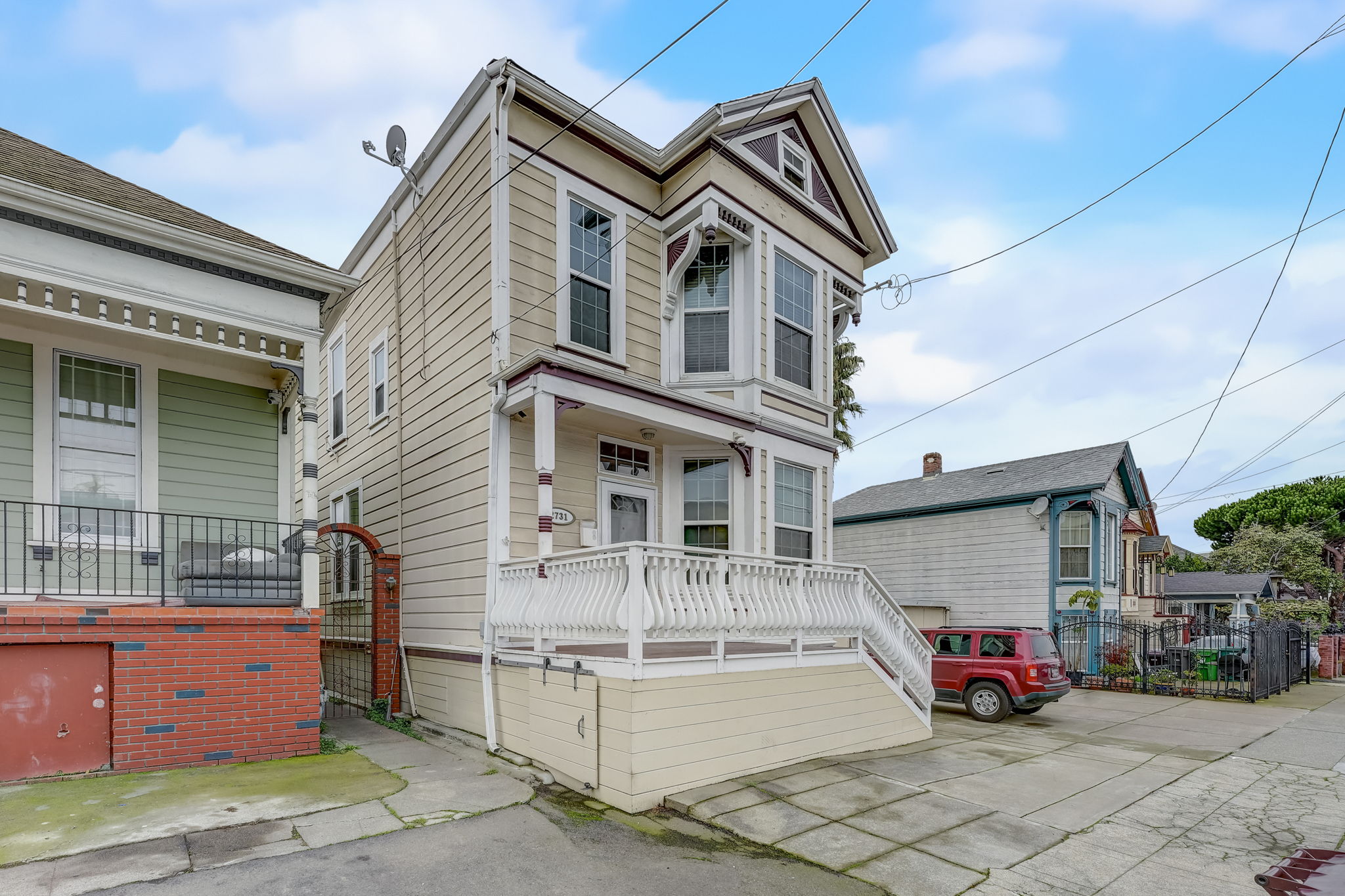 E 11th St-003