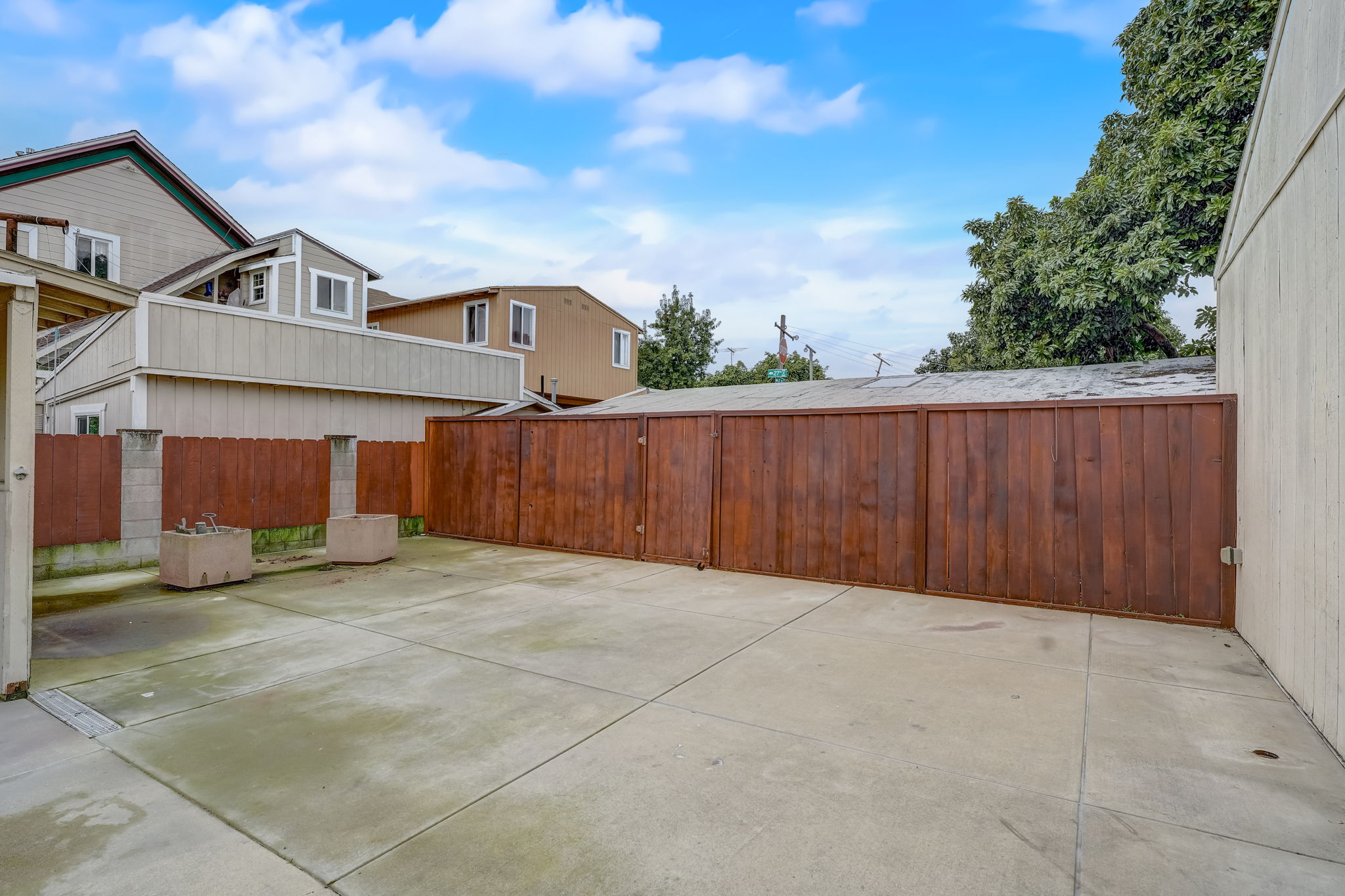 E 11th St-049