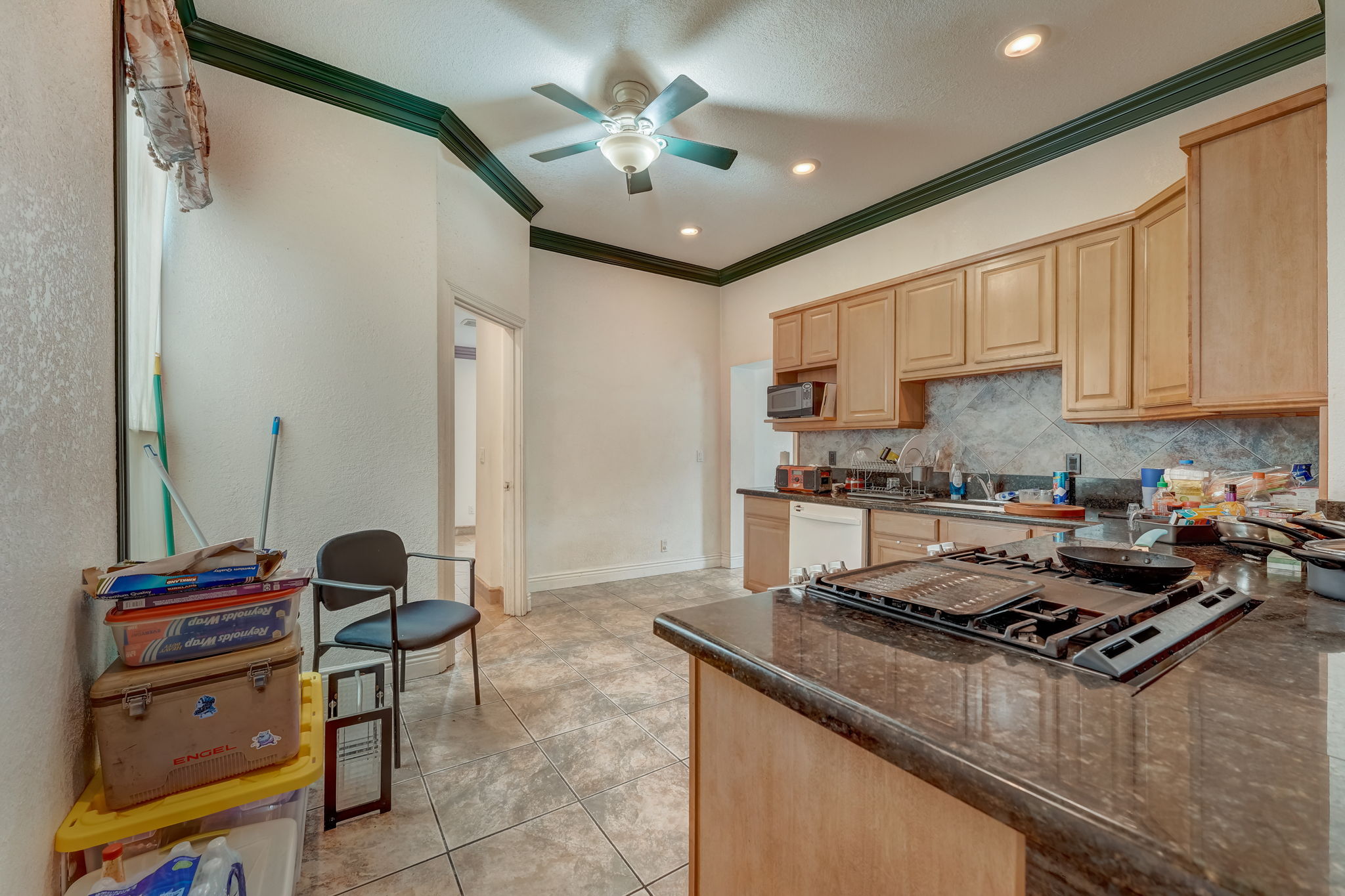 E 11th St-015