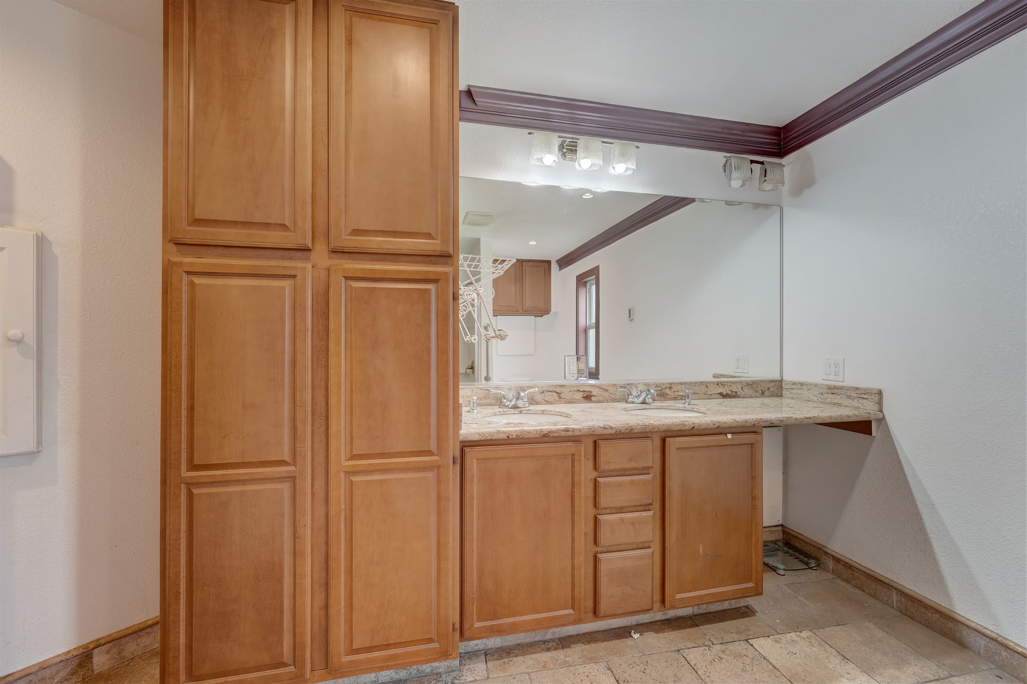 E 11th St-021