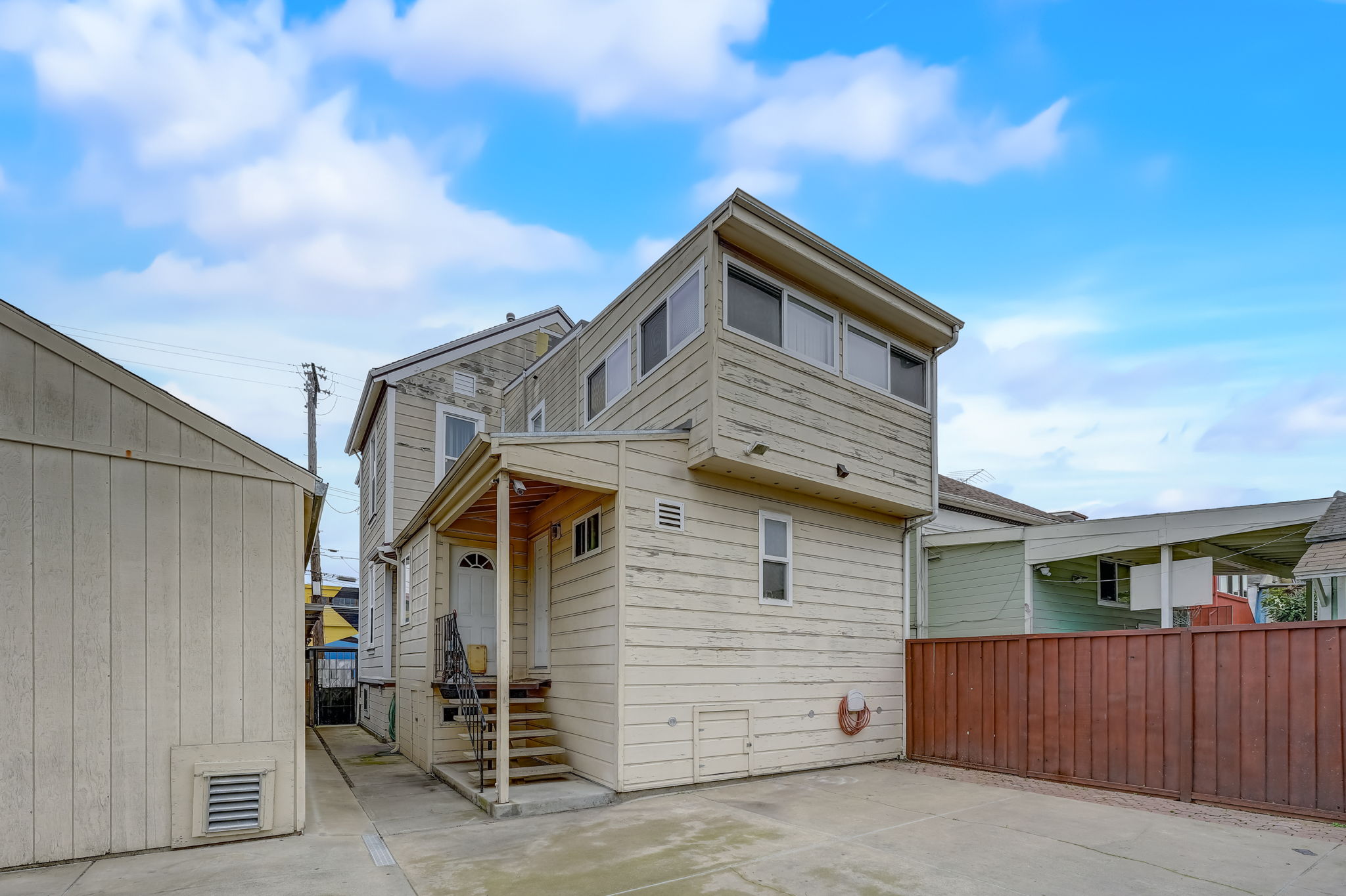 E 11th St-047