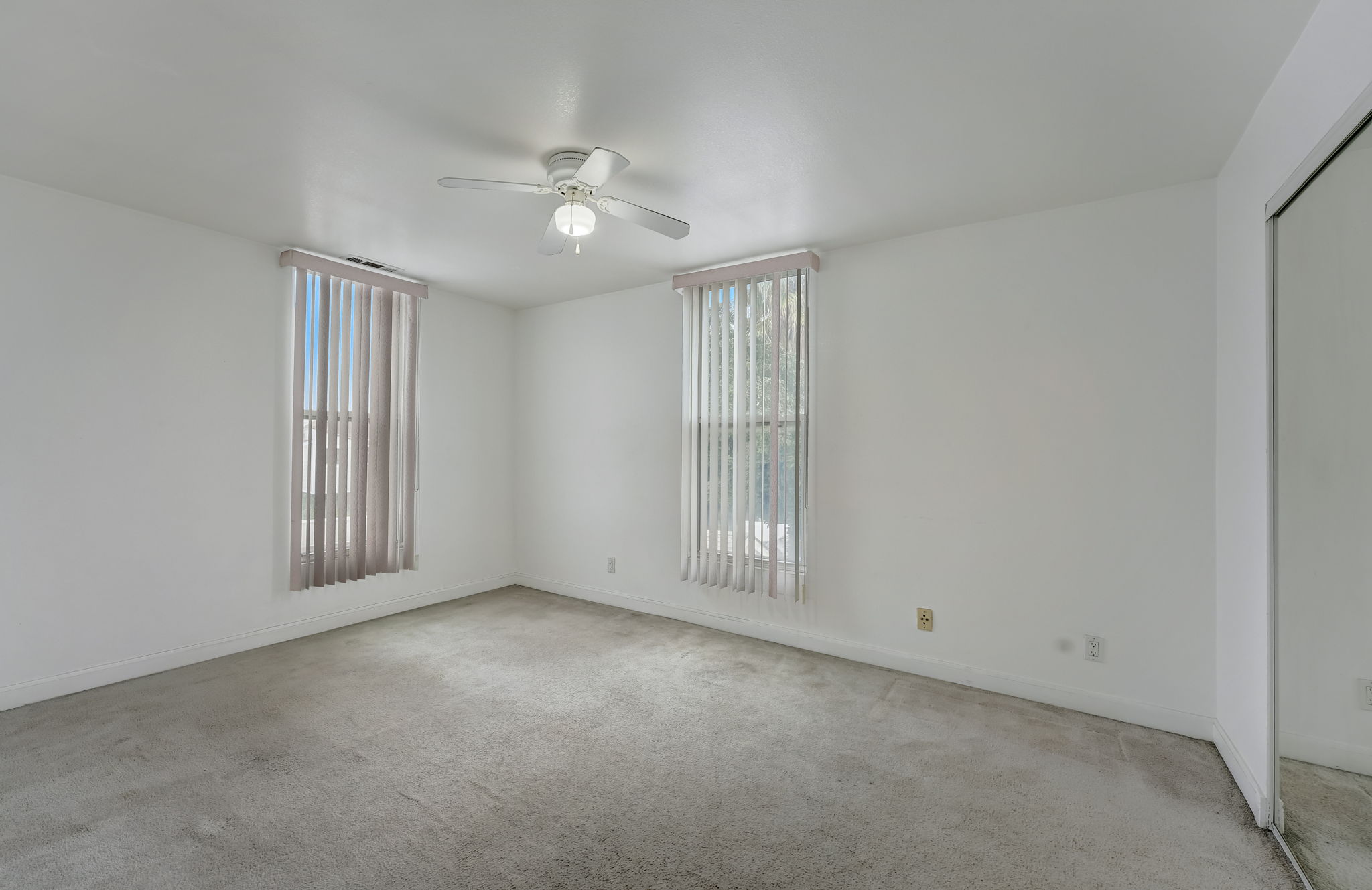 E 11th St-036