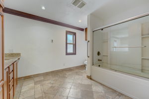E 11th St-019