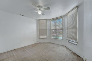 E 11th St-039