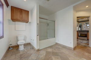 E 11th St-020