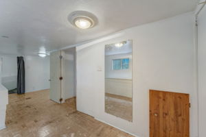 E 11th St-025