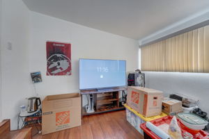 E 11th St-032