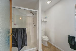 E 11th St-029