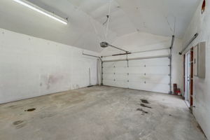 E 11th St-023