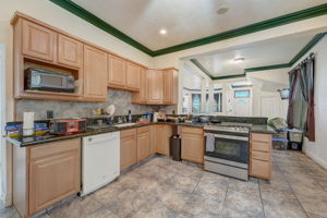 E 11th St-016