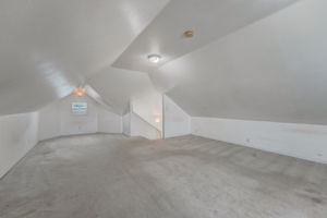 E 11th St-043