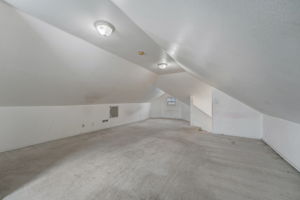 E 11th St-042