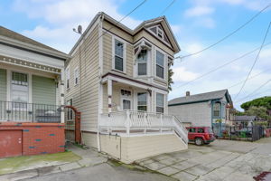E 11th St-003