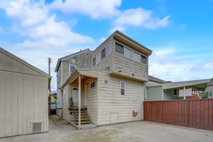 E 11th St-047