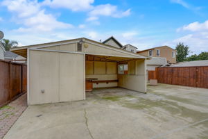 E 11th St-048