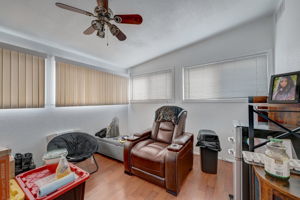 E 11th St-031