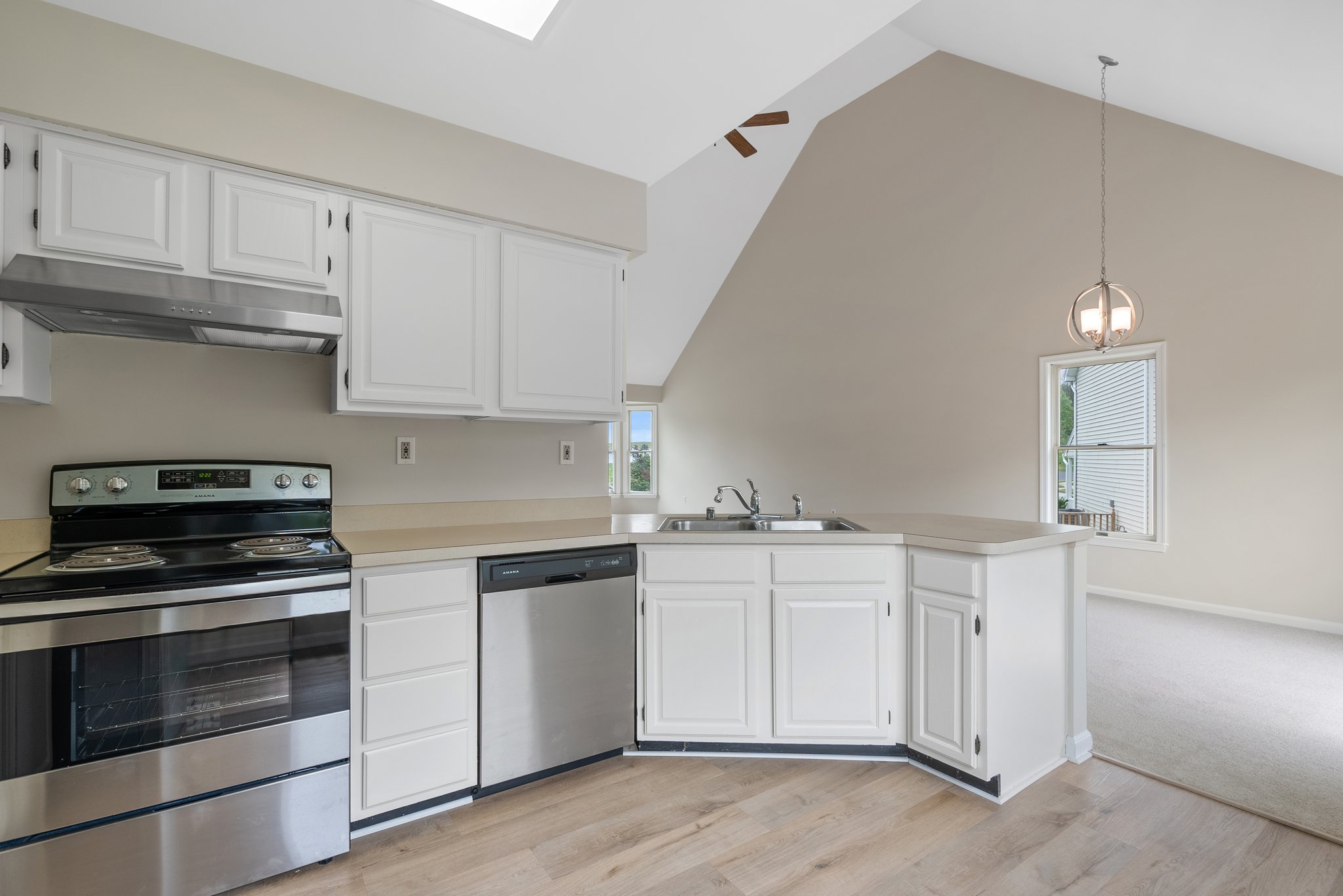 19. Kitchen.jpg