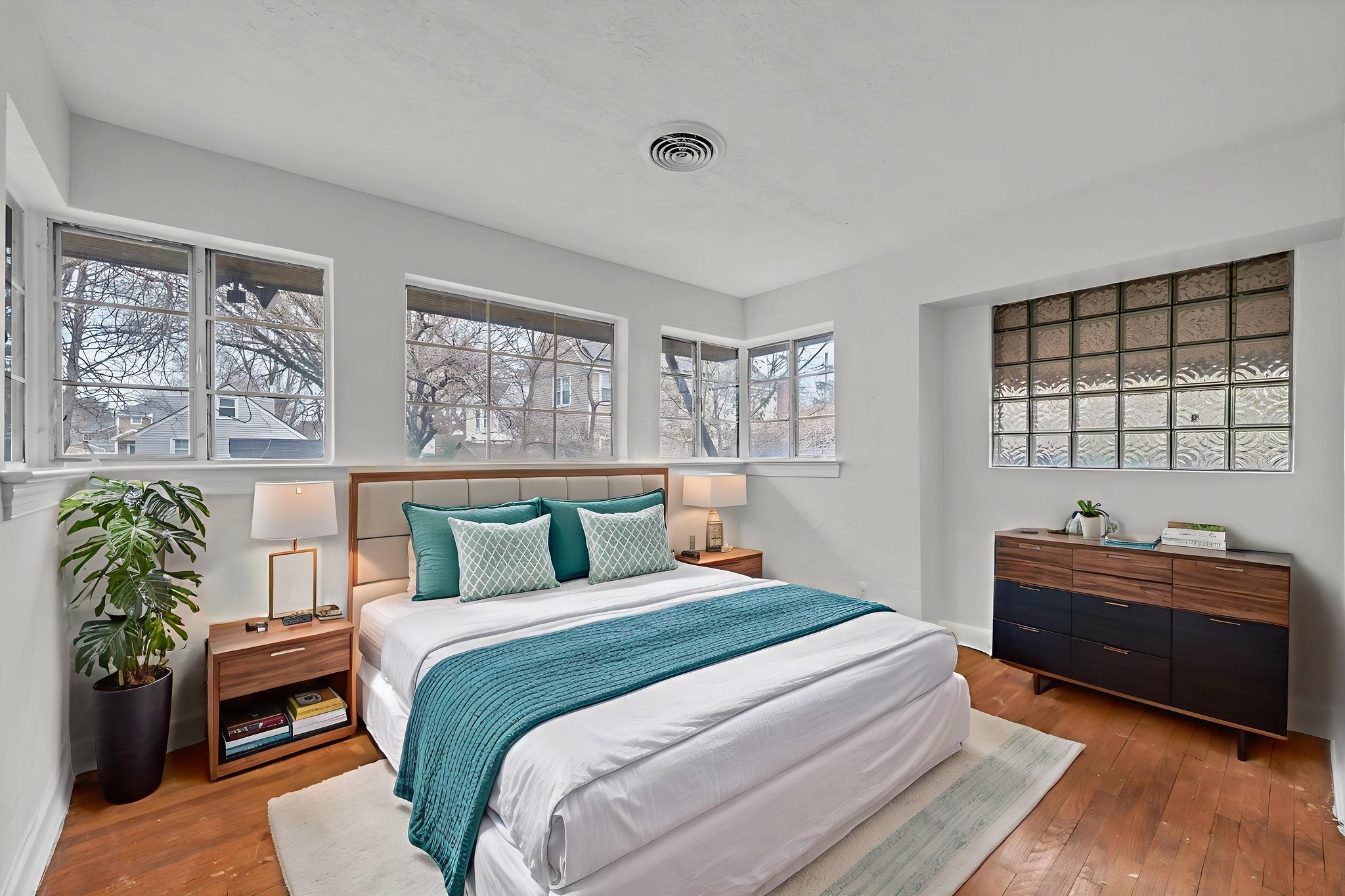 DSC_0664 virtually staged.jpeg