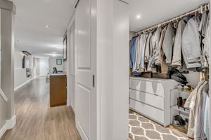 37-walk-in closet1